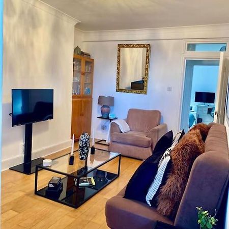 2 Bedroom Flat In Camberwell Green - Central Location With Excellent Connections To Tourist Attractions And Main London Airports Kültér fotó
