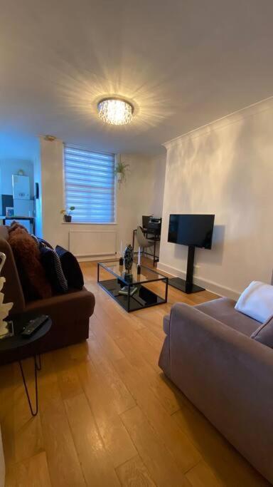 2 Bedroom Flat In Camberwell Green - Central Location With Excellent Connections To Tourist Attractions And Main London Airports Kültér fotó