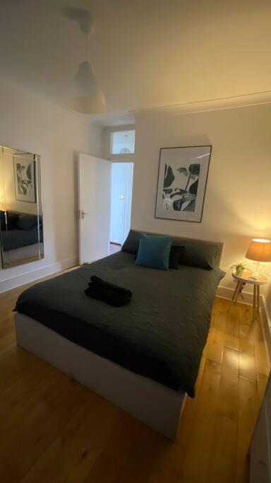 2 Bedroom Flat In Camberwell Green - Central Location With Excellent Connections To Tourist Attractions And Main London Airports Kültér fotó