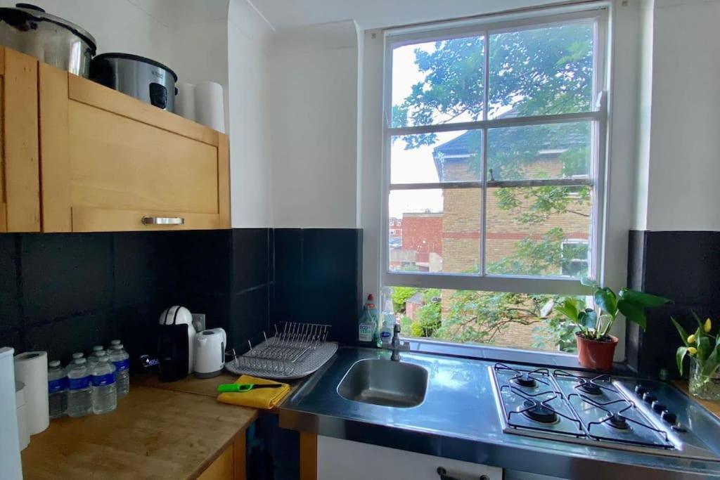 2 Bedroom Flat In Camberwell Green - Central Location With Excellent Connections To Tourist Attractions And Main London Airports Kültér fotó