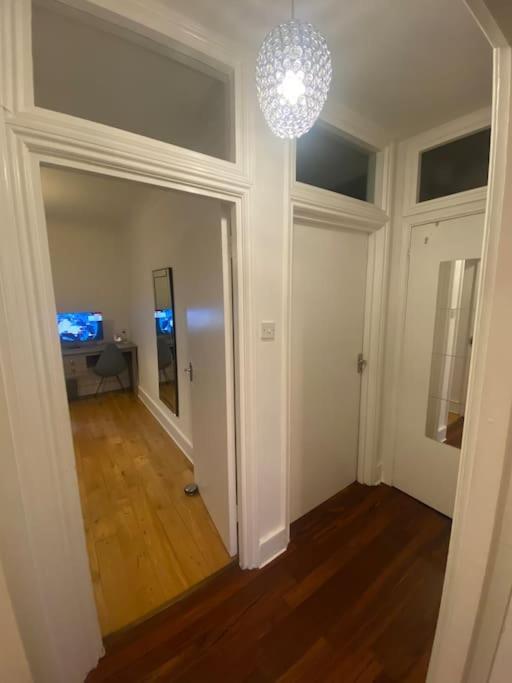2 Bedroom Flat In Camberwell Green - Central Location With Excellent Connections To Tourist Attractions And Main London Airports Kültér fotó