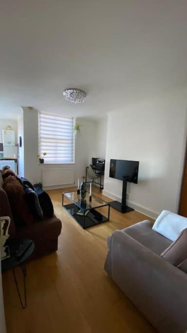 2 Bedroom Flat In Camberwell Green - Central Location With Excellent Connections To Tourist Attractions And Main London Airports Kültér fotó